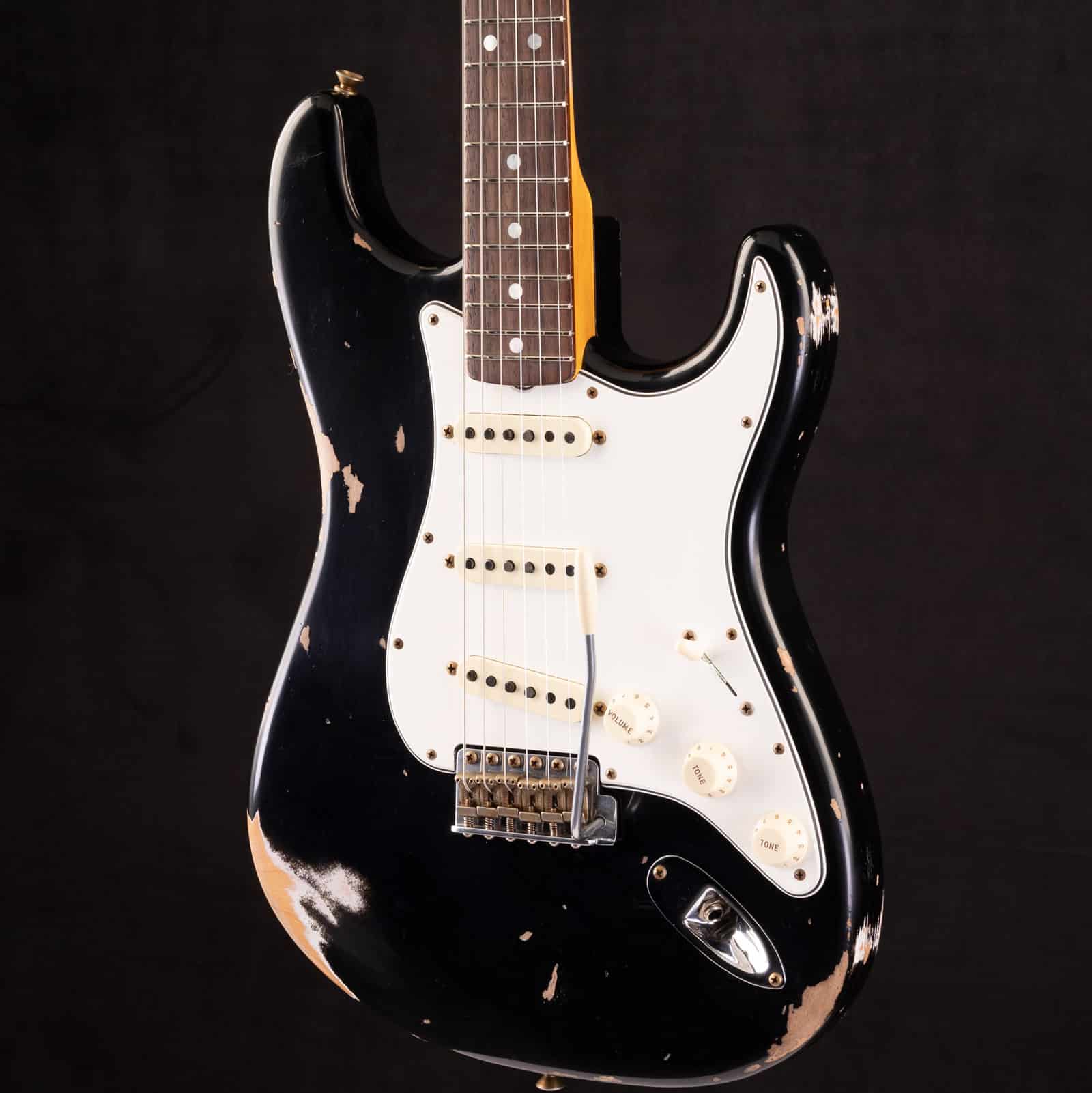 FEN-CUSTOM-SHOP-1967-STRAT-MAPLE-RW-HEAVY-RELIC-AGED-BLACK-CZ563091-angel-right__24229