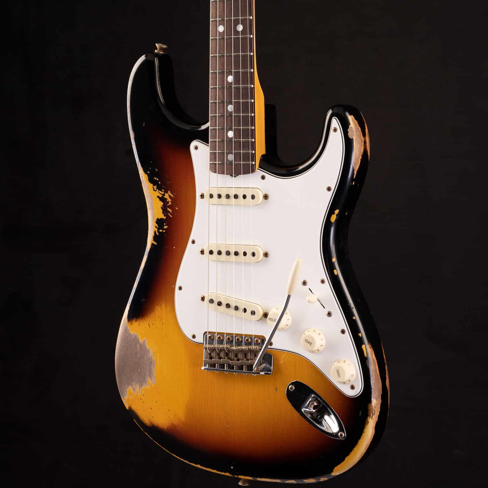 FEN-CUSTOM-SHOP-STRAT-1967-MAPLE-RW-HEAVY-RELIC-AGED-FADED-3-TONE-SB-CZ562695-angel-right__90016